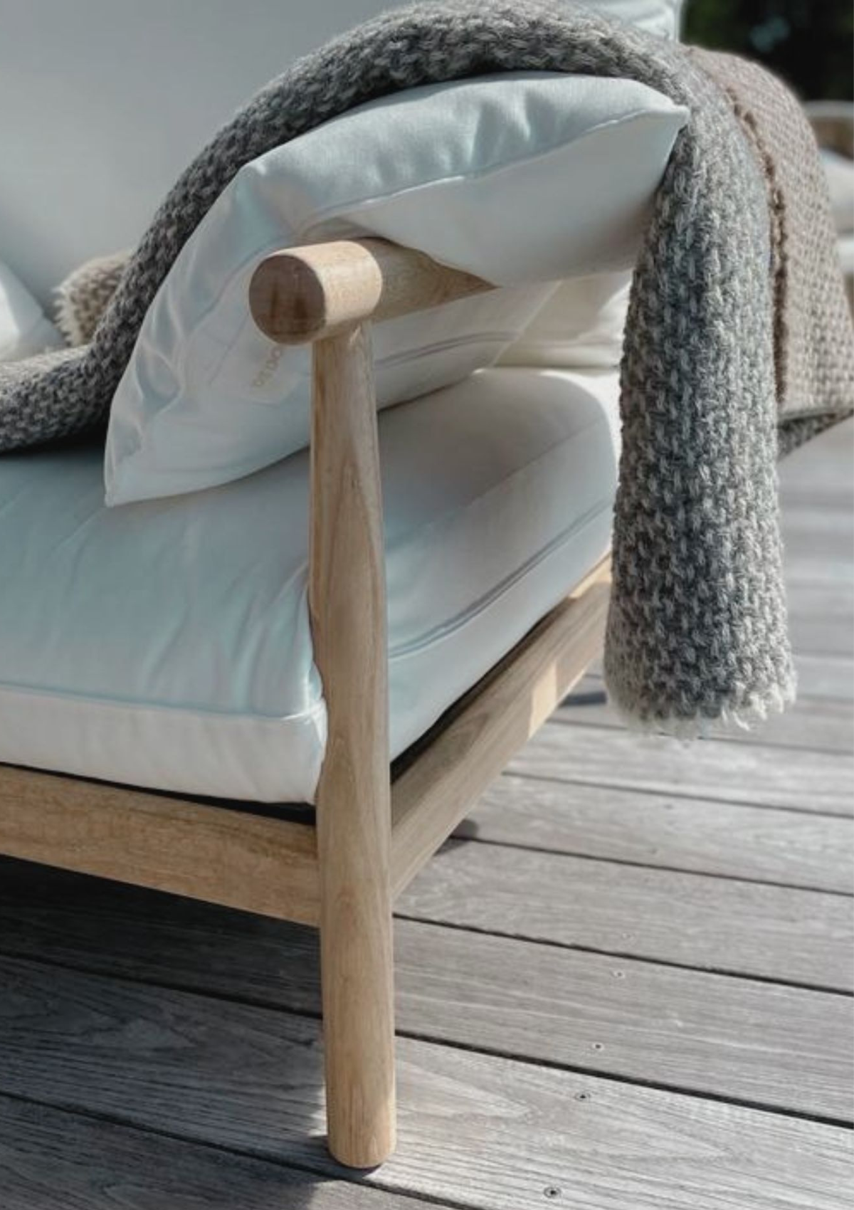 Textured pattern white and grey colored throw made out of responsible Finnish sheep wool. Manufactured in Finland.