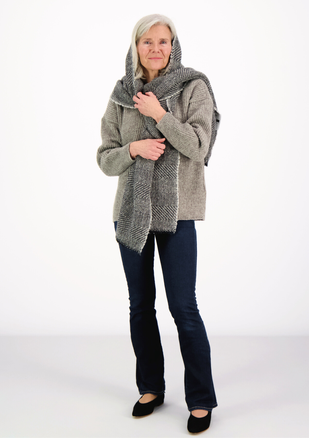 Black textured scarf made mostly out of responsible Finnish wool. Manufactured in Finland.