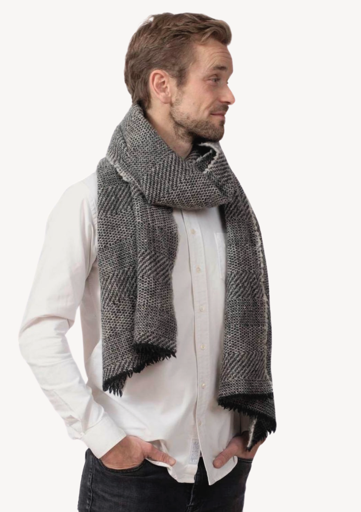 Black textured scarf made mostly out of responsible Finnish wool. Manufactured in Finland.