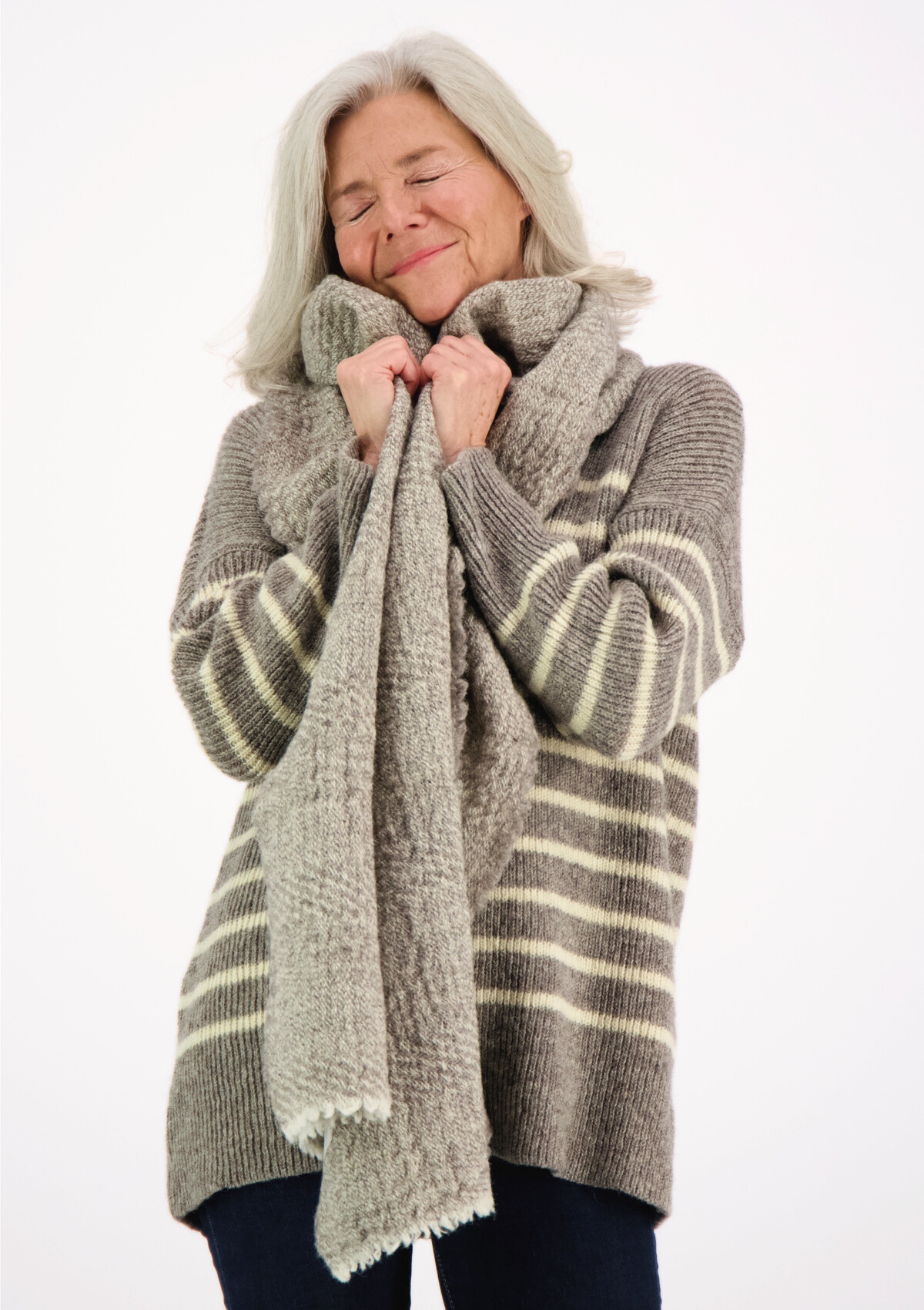 Grey textured scarf in responsible Finnish wool. Manufactured in Finland.