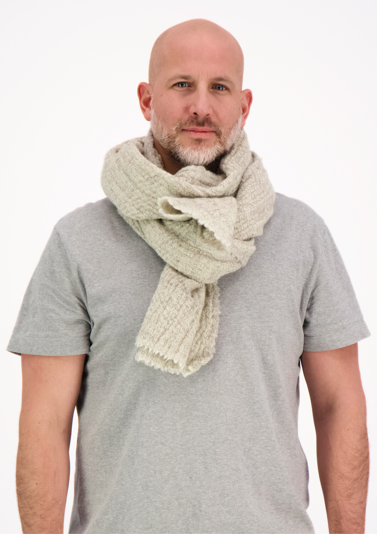 Light grey textured scarf in responsible Finnish wool. Manufactured in Finland.