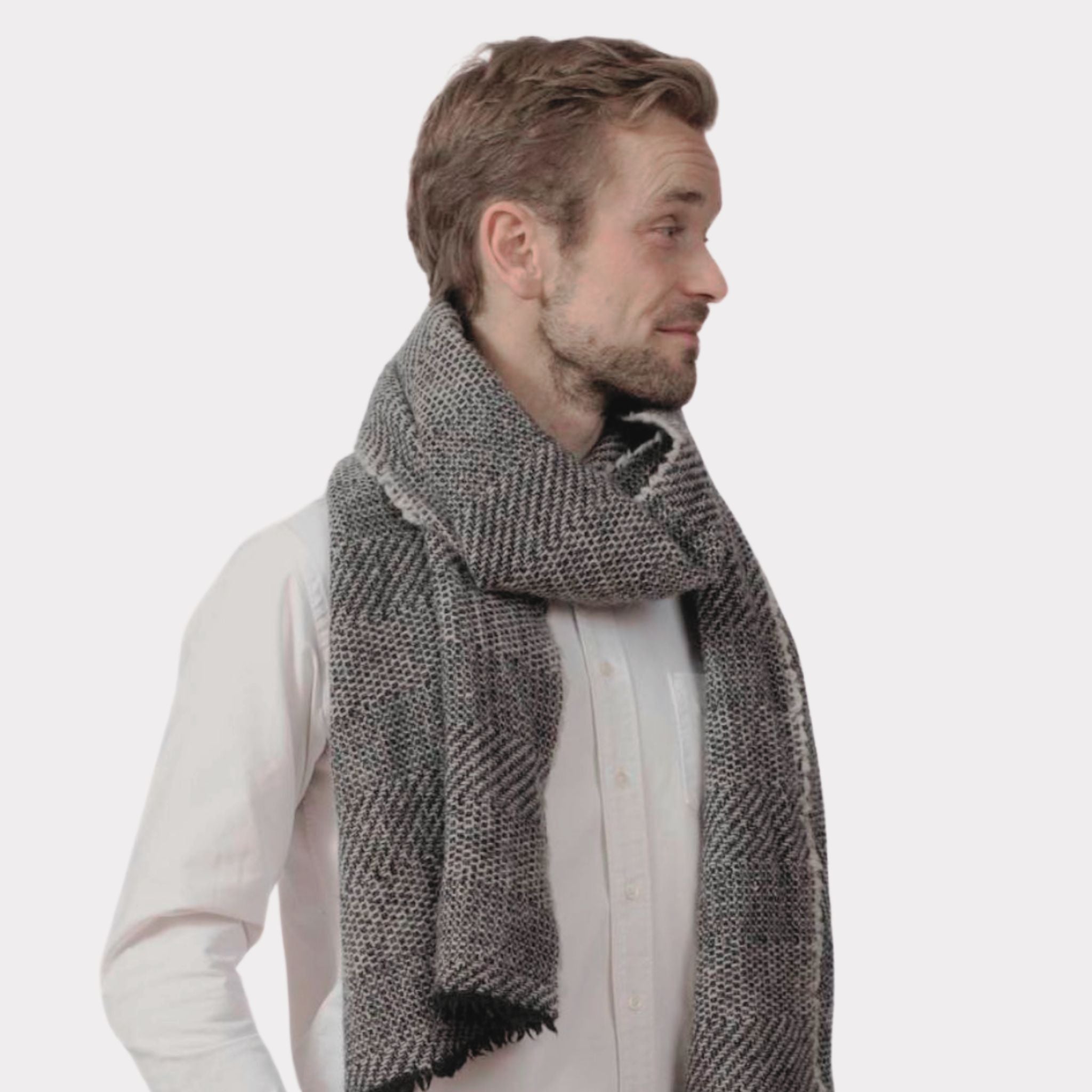Black textured scarf made mostly out of responsible Finnish wool. Manufactured in Finland.