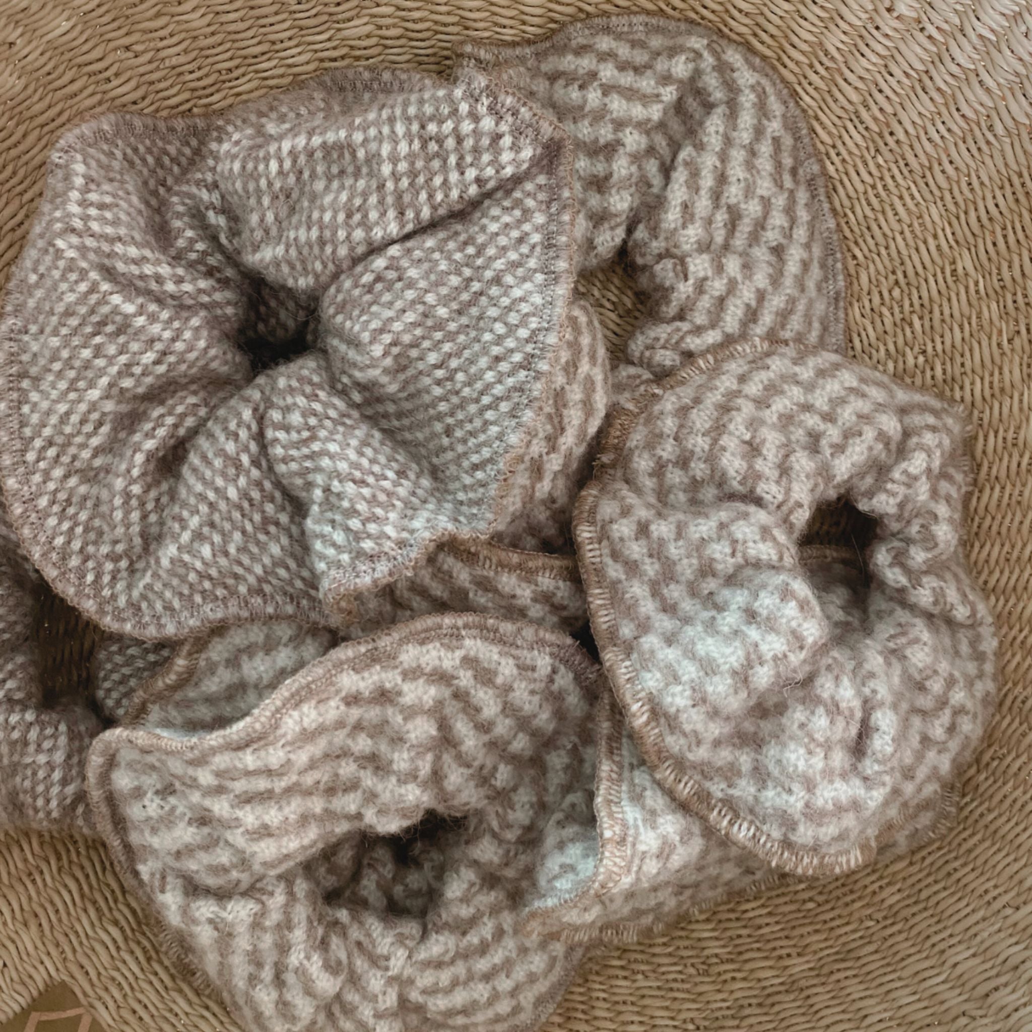 Ekta Helsinki wool scrunchies are gentle and warm for the hair and head. Made in Helsinki, material Finnish sheep wool. Come in beige tones in a checkered and dotted pattern, smaller and larger size.