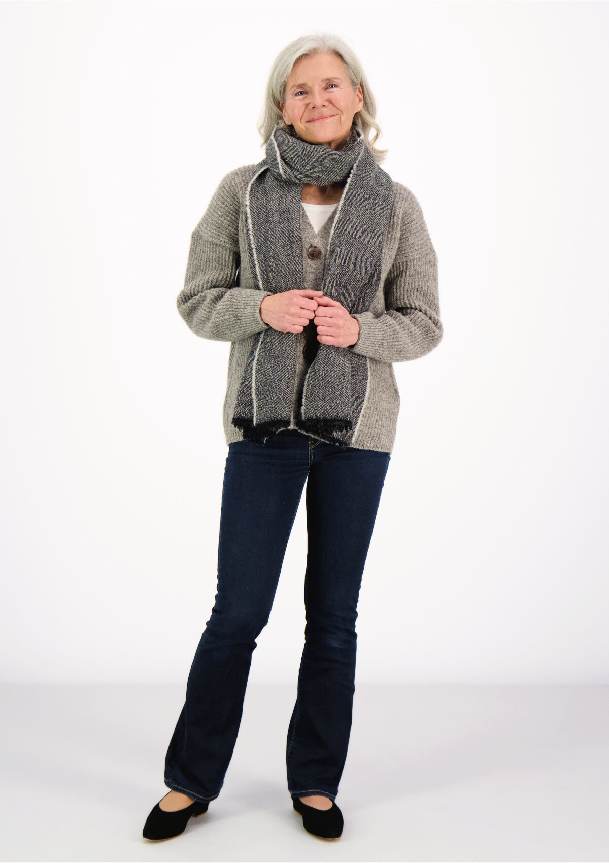 Black herringbone scarf made mostly out of responsible Finnish sheep wool. Manufactured in Finland.