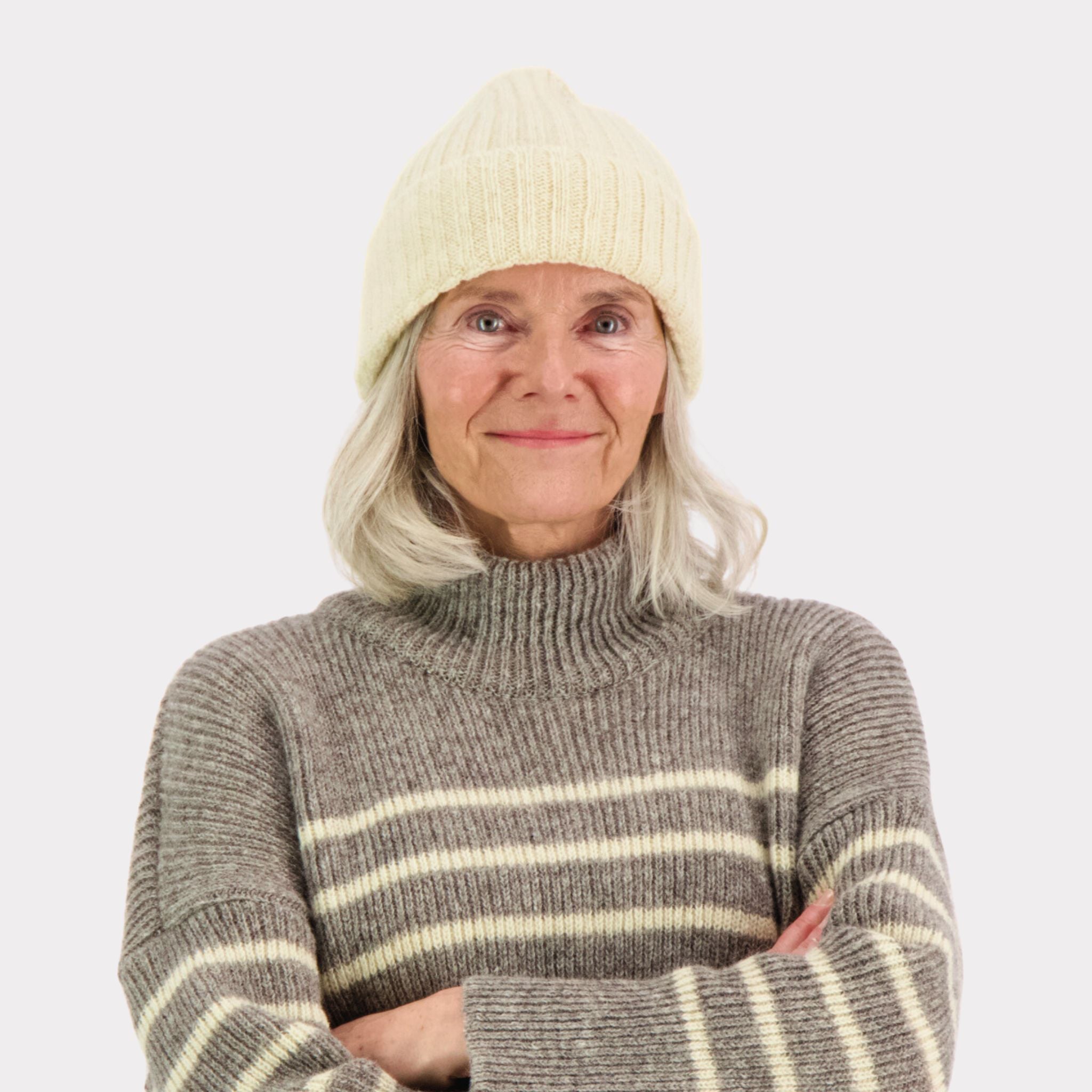 A classic beanie made from premium Finnish sheep wool. Warm, breathable, lightweight, and rib-knitted with a fold-up design for timeless comfort. Unisex model.