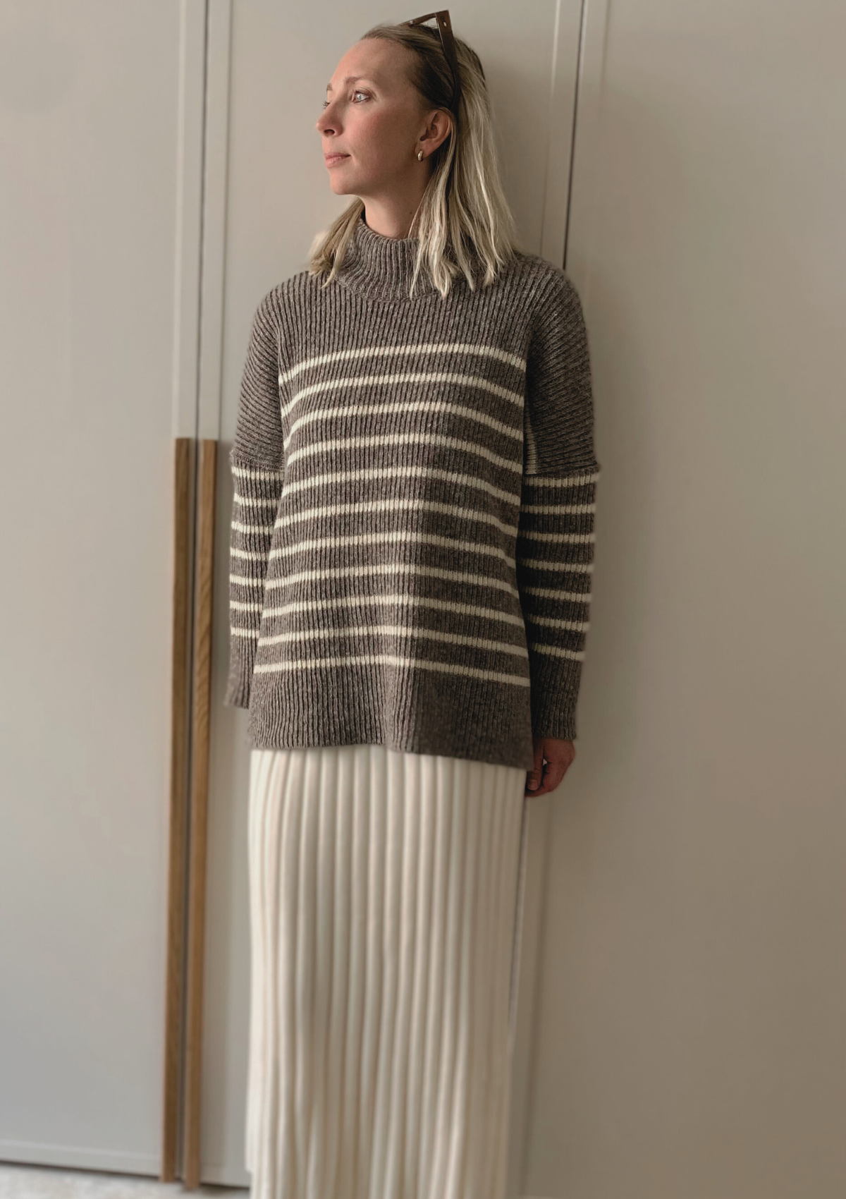 Turtleneck beige striped knit made of Finnish sheep wool and manufactured responsibly in Finland. Relaxed fit.