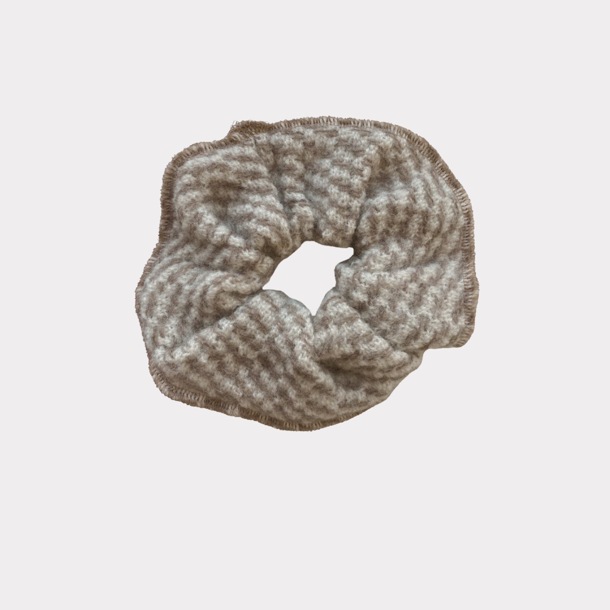Wool scrunchie that is gentle and warm for the hair and head. Made in Helsinki, material Finnish sheep wool. Comes in beige tones in a checkered and dotted pattern.