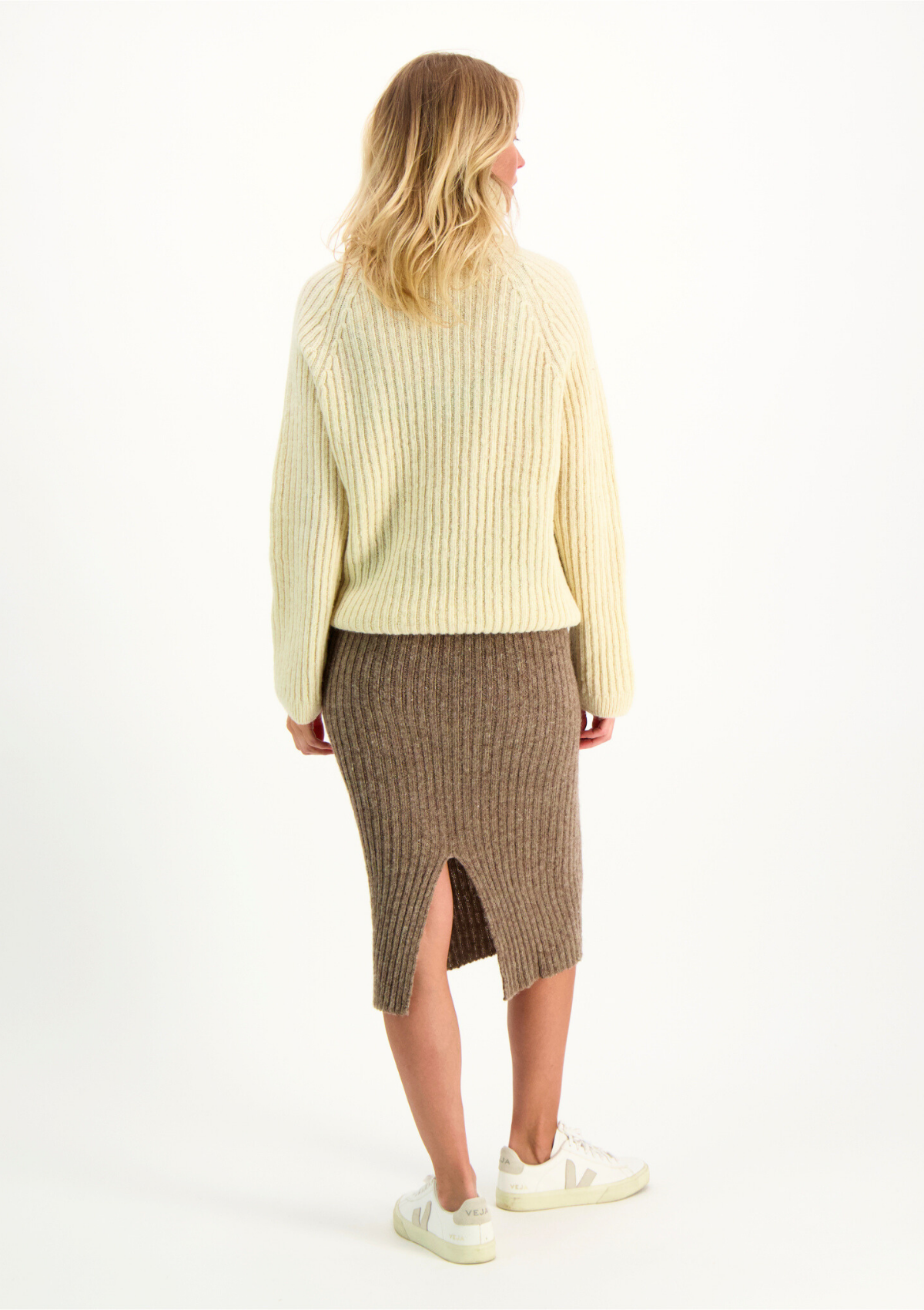 Beige ribbed midi skirt in Finnish responsible sheep wool. Made in Finland.