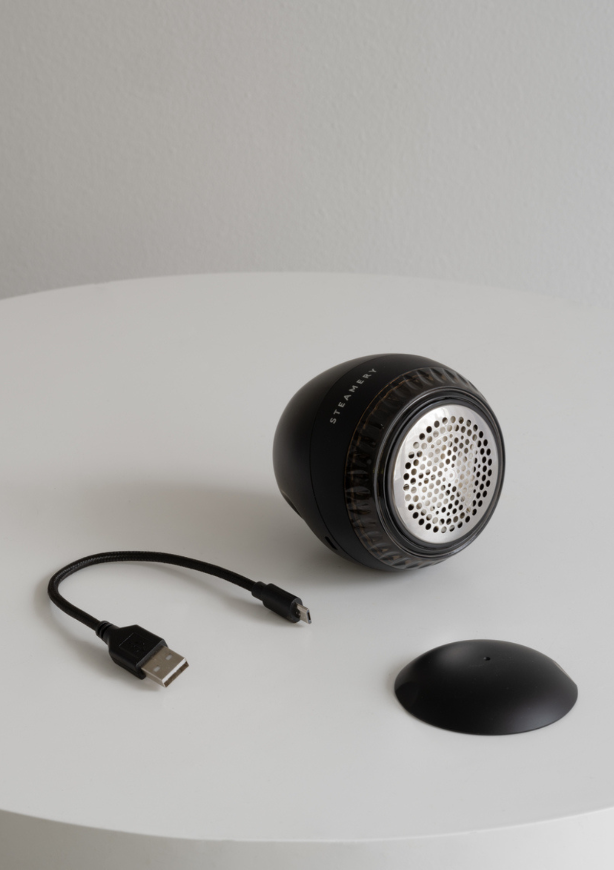 Keep your wool knitwear smooth by using a lint remover machine to gently remove pills and lint. A light glide over dry wool restores softness and keeps your garment looking new. The remover is chargable with cable.