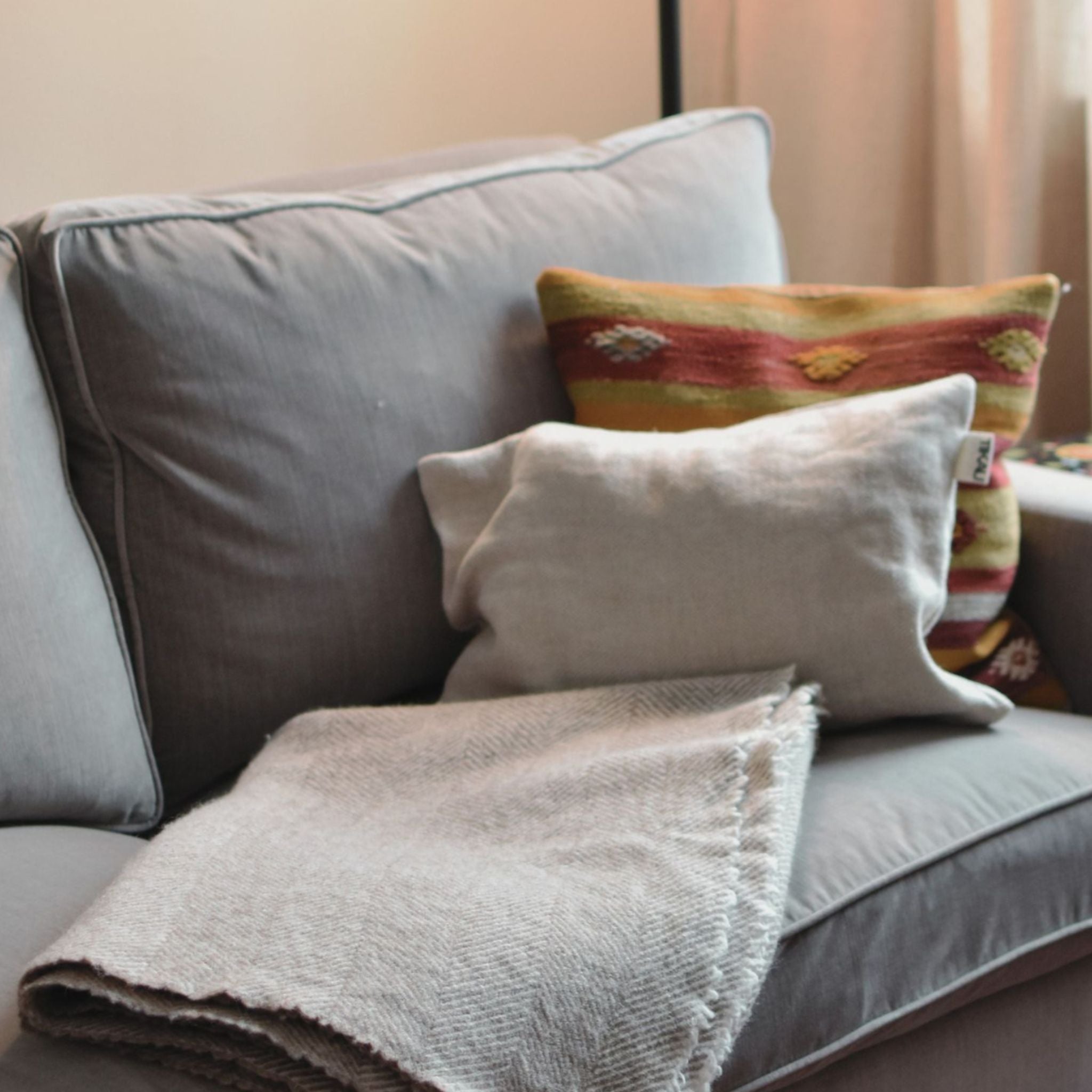 Herringbone pattern white and lgrey throw made from responsibly sourced Finnish sheep wool, manufactured in Finland.