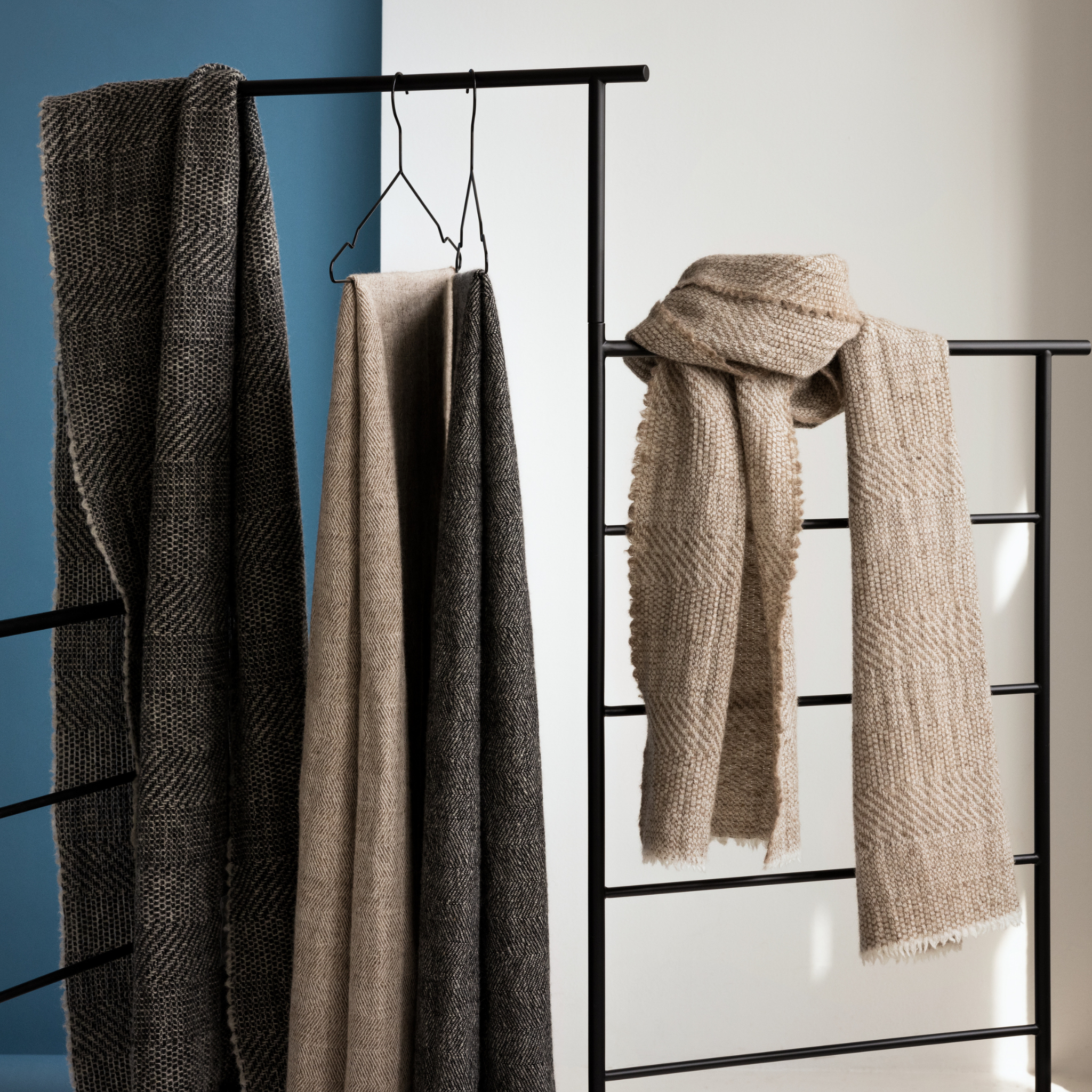 Black textured scarf made mostly out of responsible Finnish wool. Manufactured in Finland.