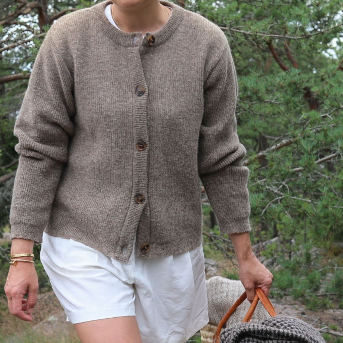 Elsa cardigan with a round neck in a beige color. Manufactured responsibly in Finland using local sheep wool. 