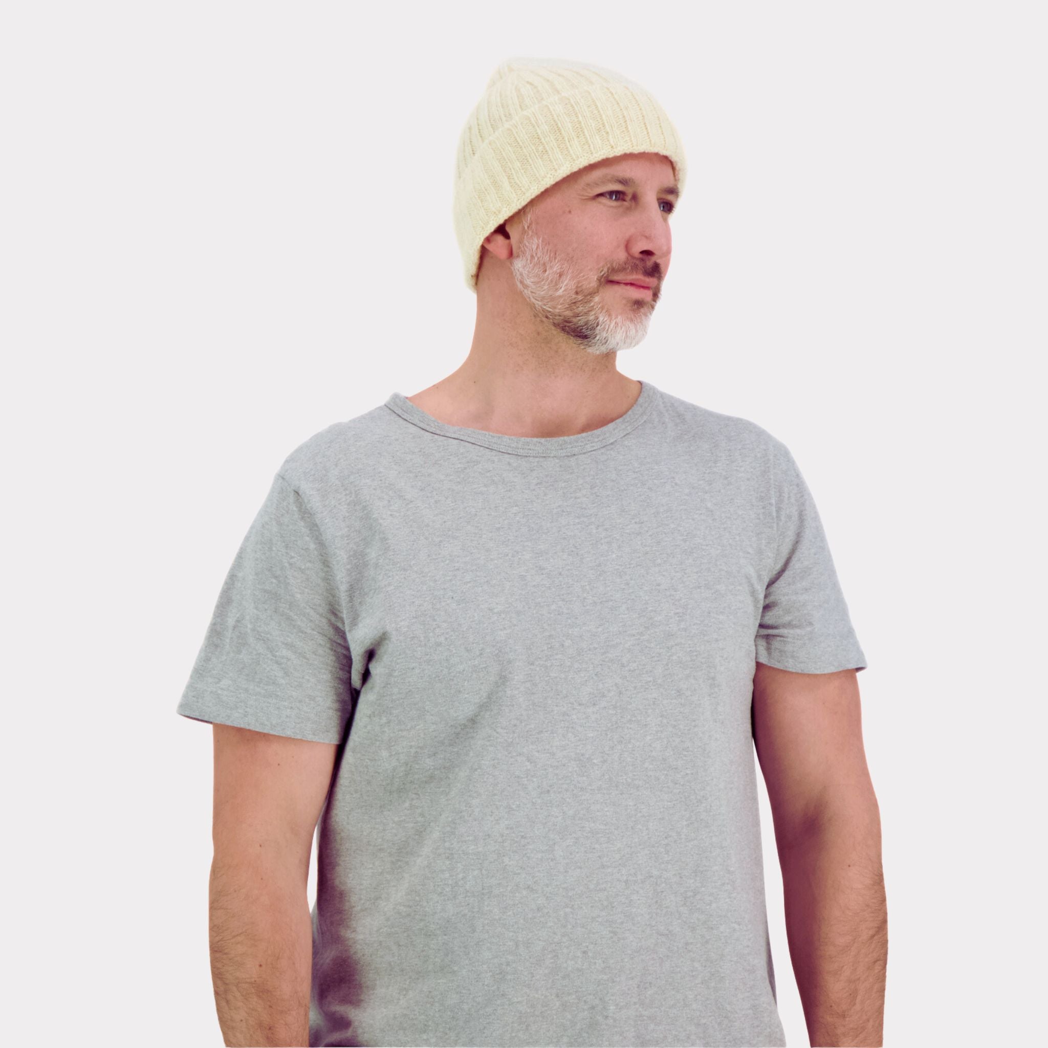 A classic beanie made from premium Finnish sheep wool. Warm, breathable, lightweight, and rib-knitted with a fold-up design for timeless comfort. Unisex model. 