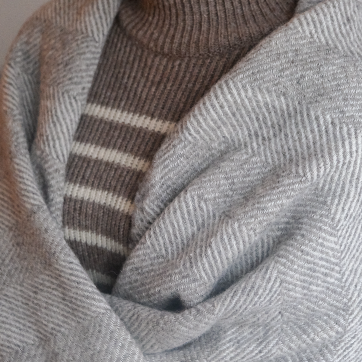 Turtleneck beige striped knit made of Finnish sheep wool and manufactured responsibly in Finland. Relaxed fit. 